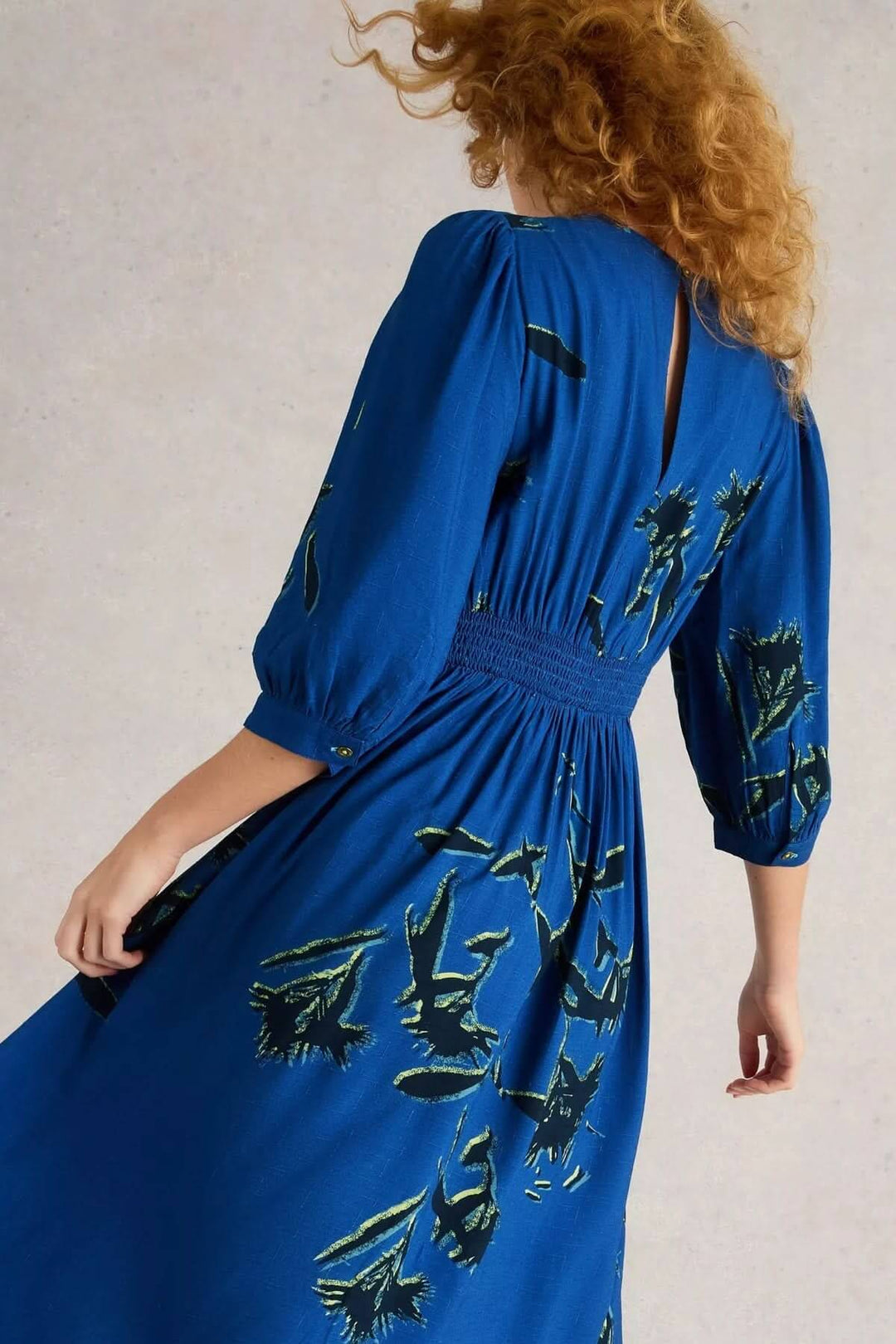 Robe mi-longue Lucy en viscose Ecovero, col en V, manches 3/4, imprimé élégant sur fond bleu.