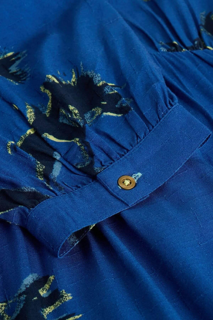 Détail de la robe mi-longue Lucy en viscose Ecovero, montrant le froncé et le bouton en or.