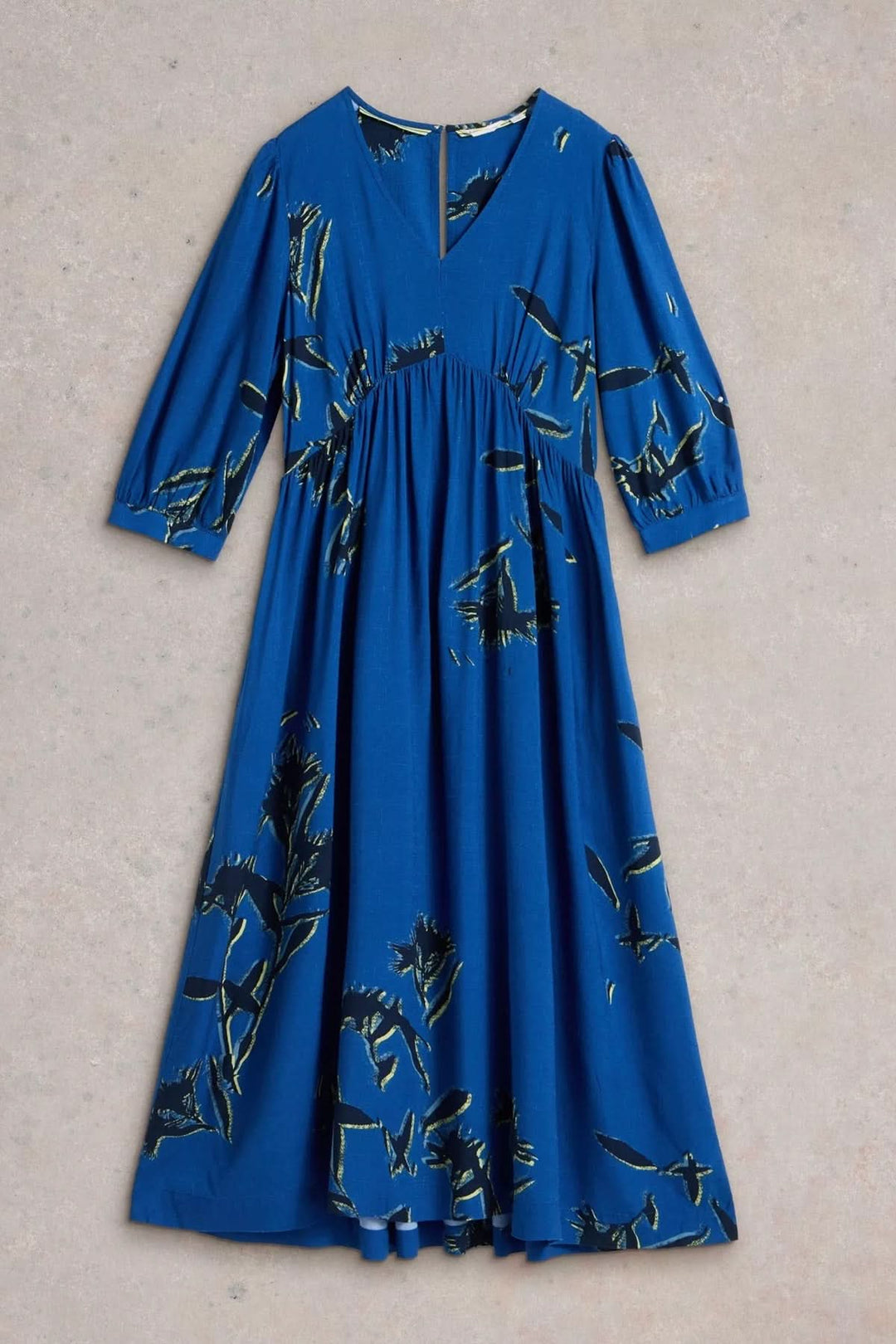 Robe mi-longue Lucy en viscose Ecovero, col en V, manches 3/4, imprimé raffiné, couleur bleue.