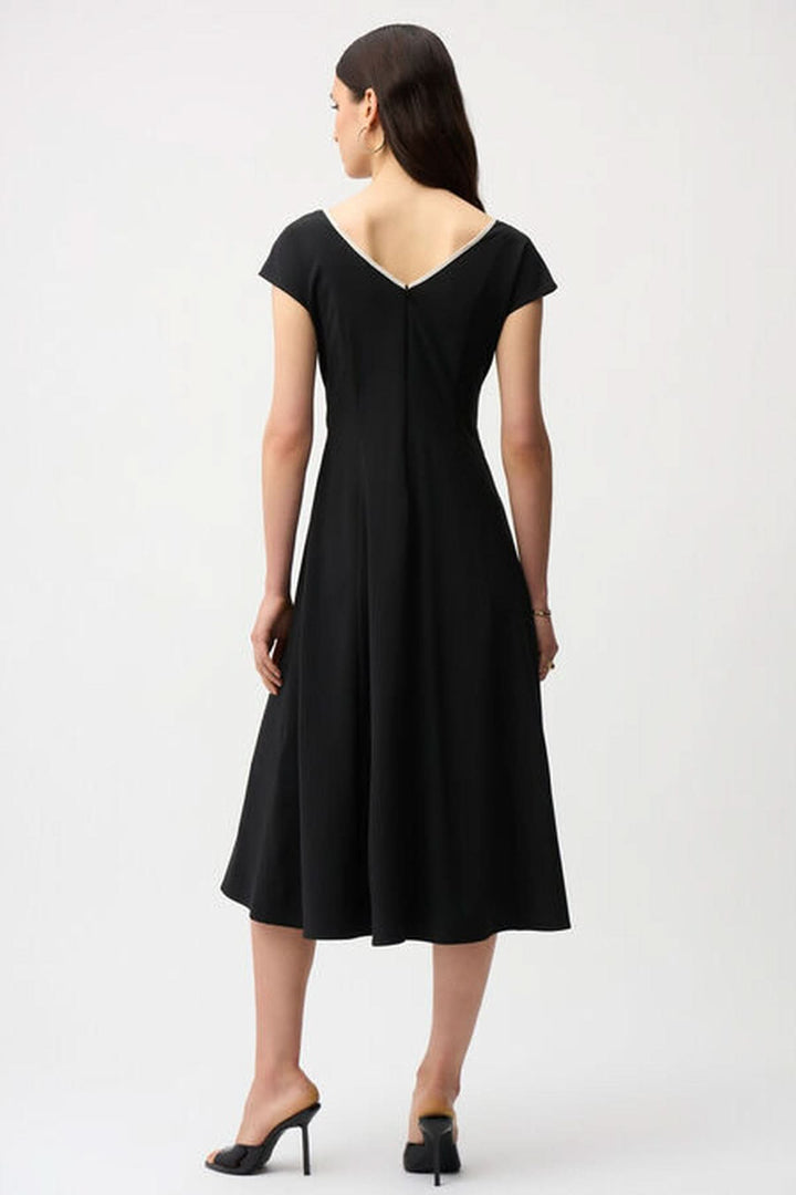 Robe midi ceinturée noire avec liseré contrastant, manches courtes, et encolure bateau, vue de dos pour un look chic et minimaliste.