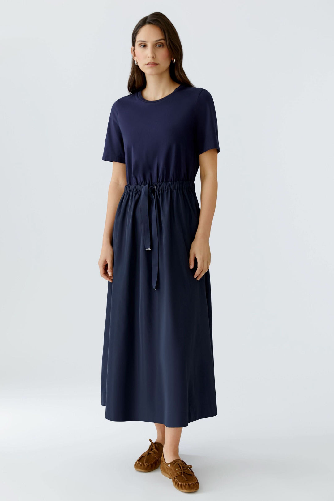 Robe midi à taille ajustable en bleu avec manches courtes et taille élastiquée, parfaite pour un style minimaliste et confortable.