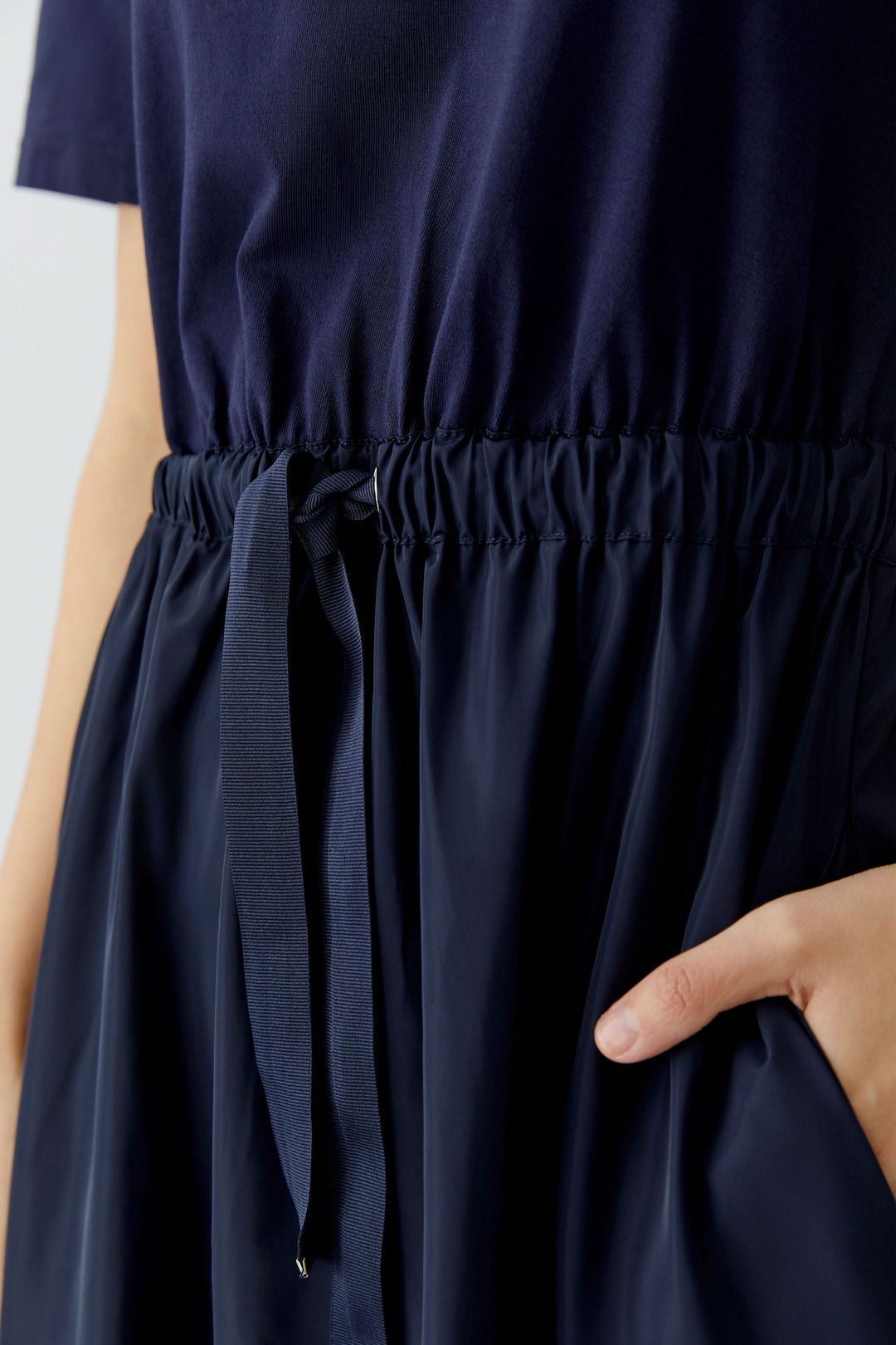 Robe midi à taille ajustable avec lien à la taille, manches courtes et style minimaliste pour une élégance polyvalente et confortable.