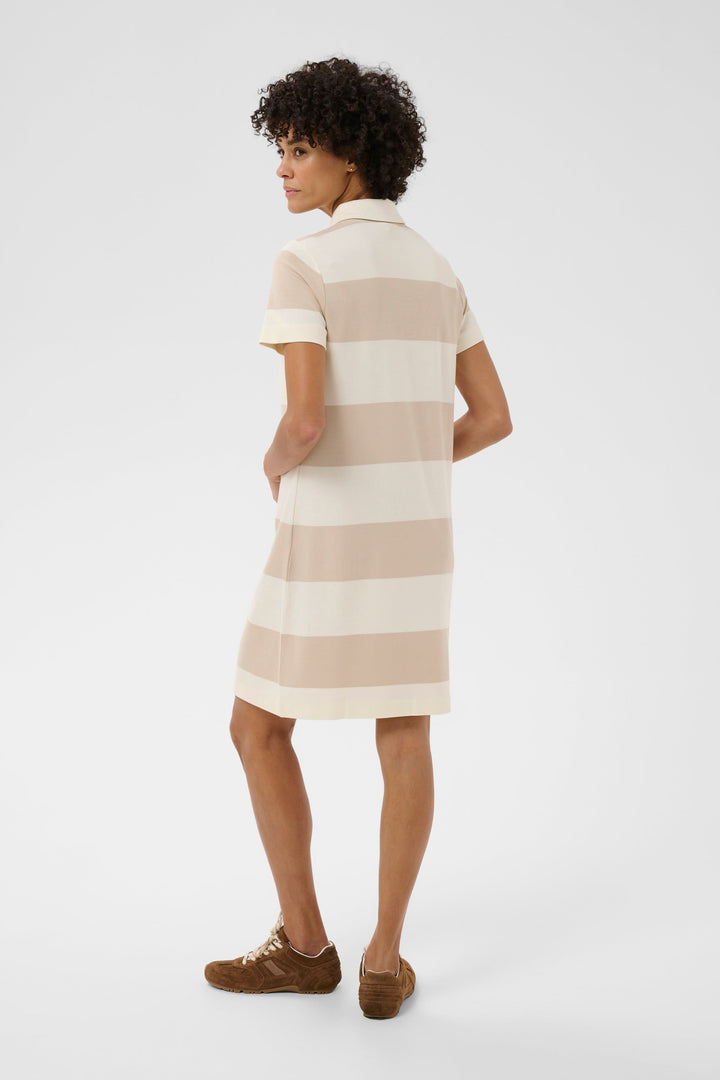 Femme portant la Robe polo Elivia rayée, coupe droite élégante, style sportif-chic, idéale avec des sandales ou espadrilles.