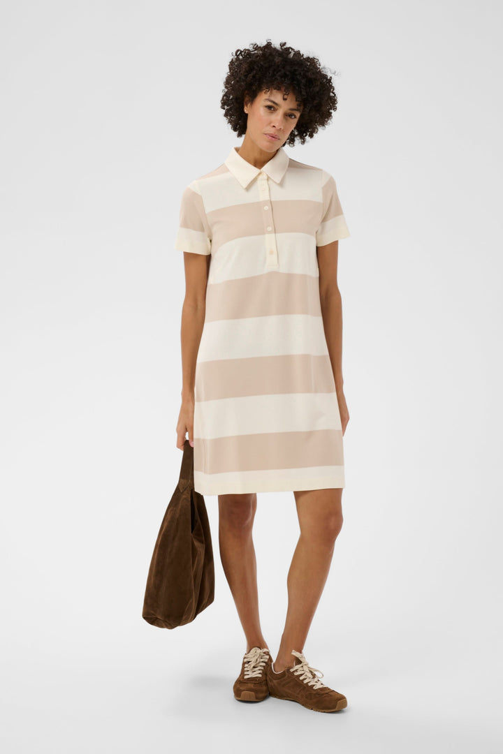 Robe polo Elivia chic et décontractée avec rayures larges, idéale pour un style sportif. Décris moi le produit en français.