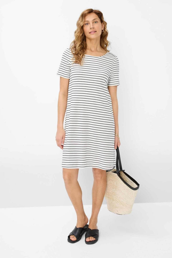 Femme portant une robe rayée GRACE, élégante et moderne, parfaite pour le printemps et l'été.