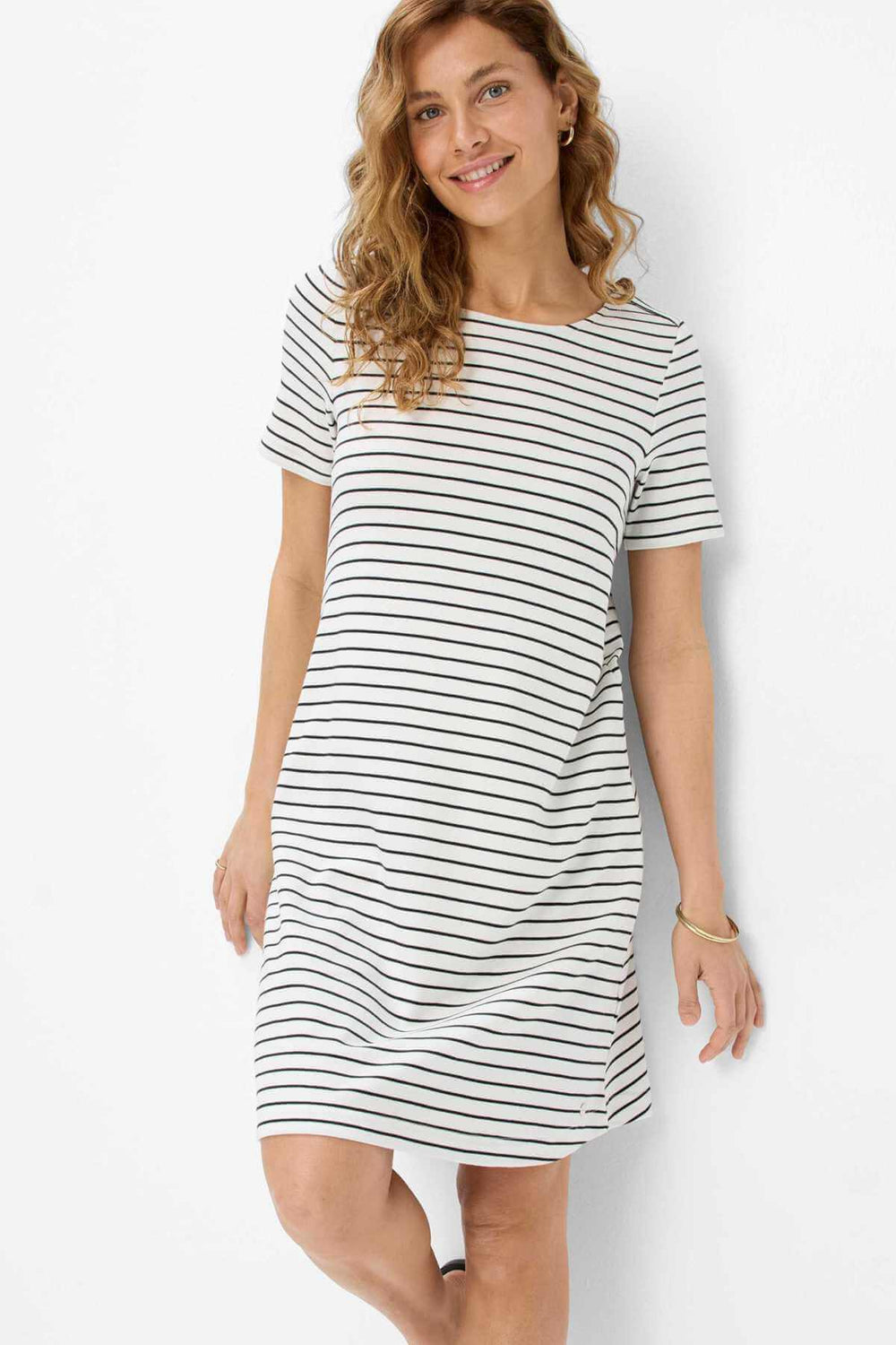 Robe rayée GRACE, élégante et moderne, avec une coupe féminine et encolure ras du cou.