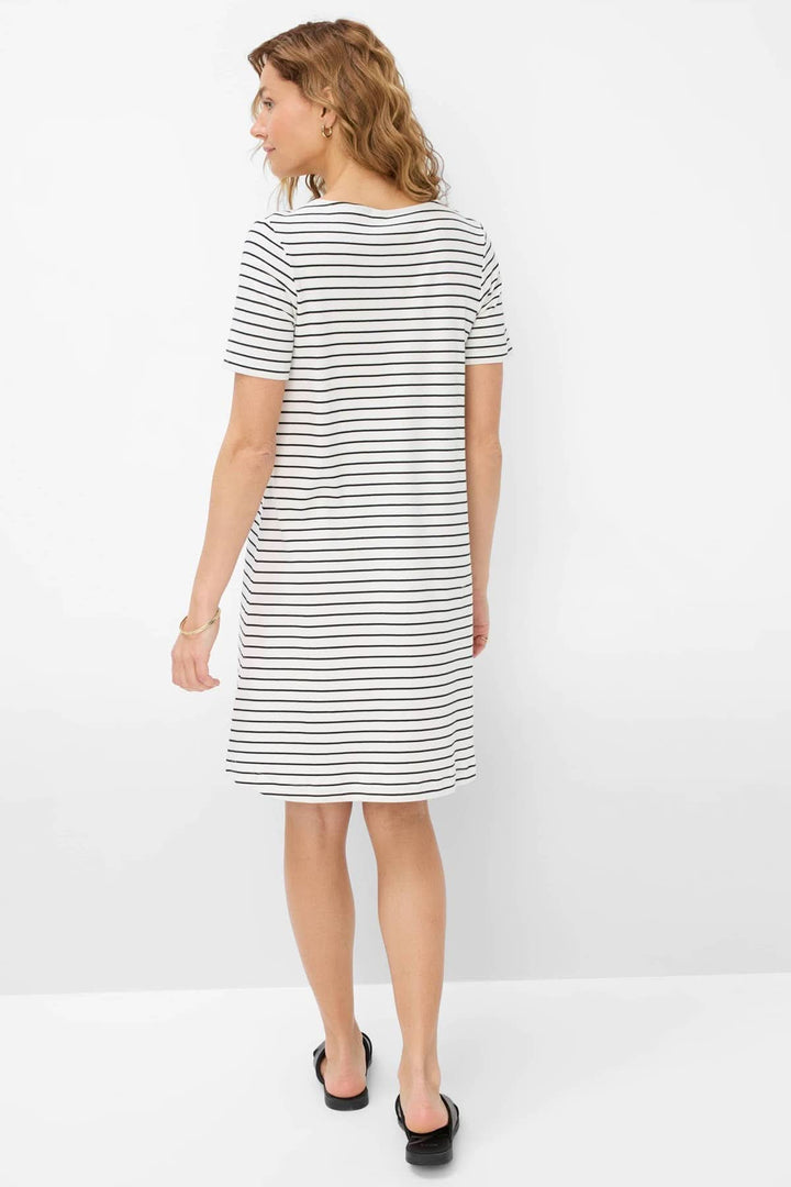 Femme portant une robe rayée GRACE, vue arrière, style moderne et élégant pour le printemps et l'été.