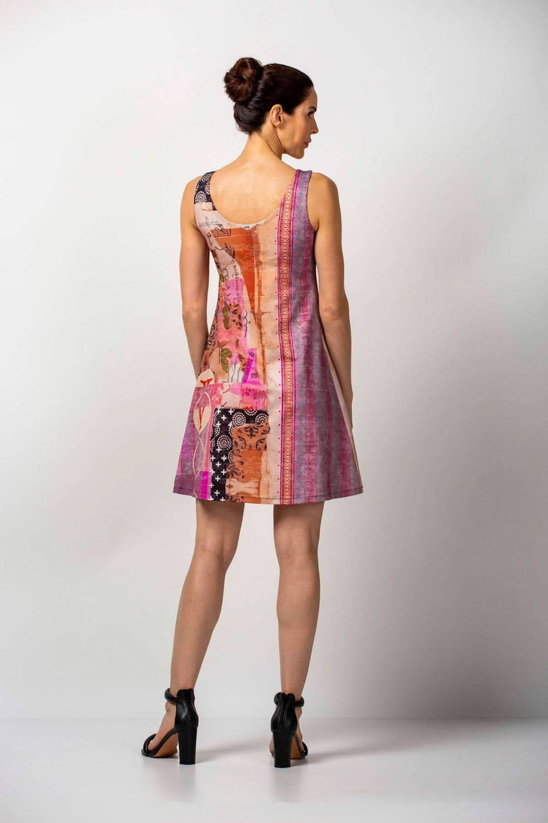 Robe semi-évasée Alba, vue de dos, en tissu imprimé coloré, offrant une silhouette fluide et confortable.