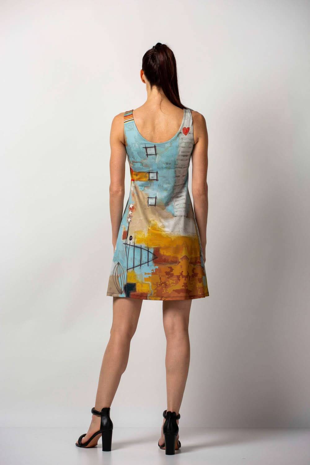 Robe semi-évasée Oro vue arrière, imprimée avec motifs colorés, tissu technique et coupe fluide.