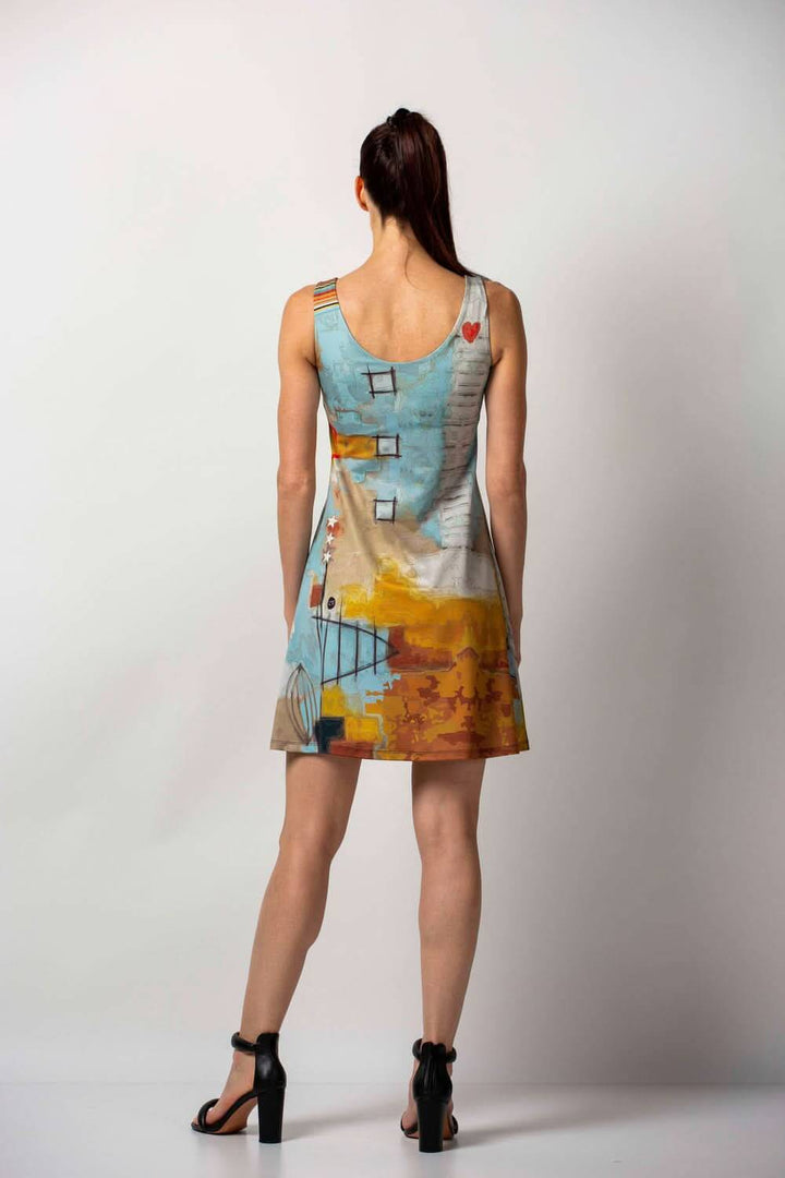 Robe semi-évasée Oro vue arrière, imprimée avec motifs colorés, tissu technique et coupe fluide.