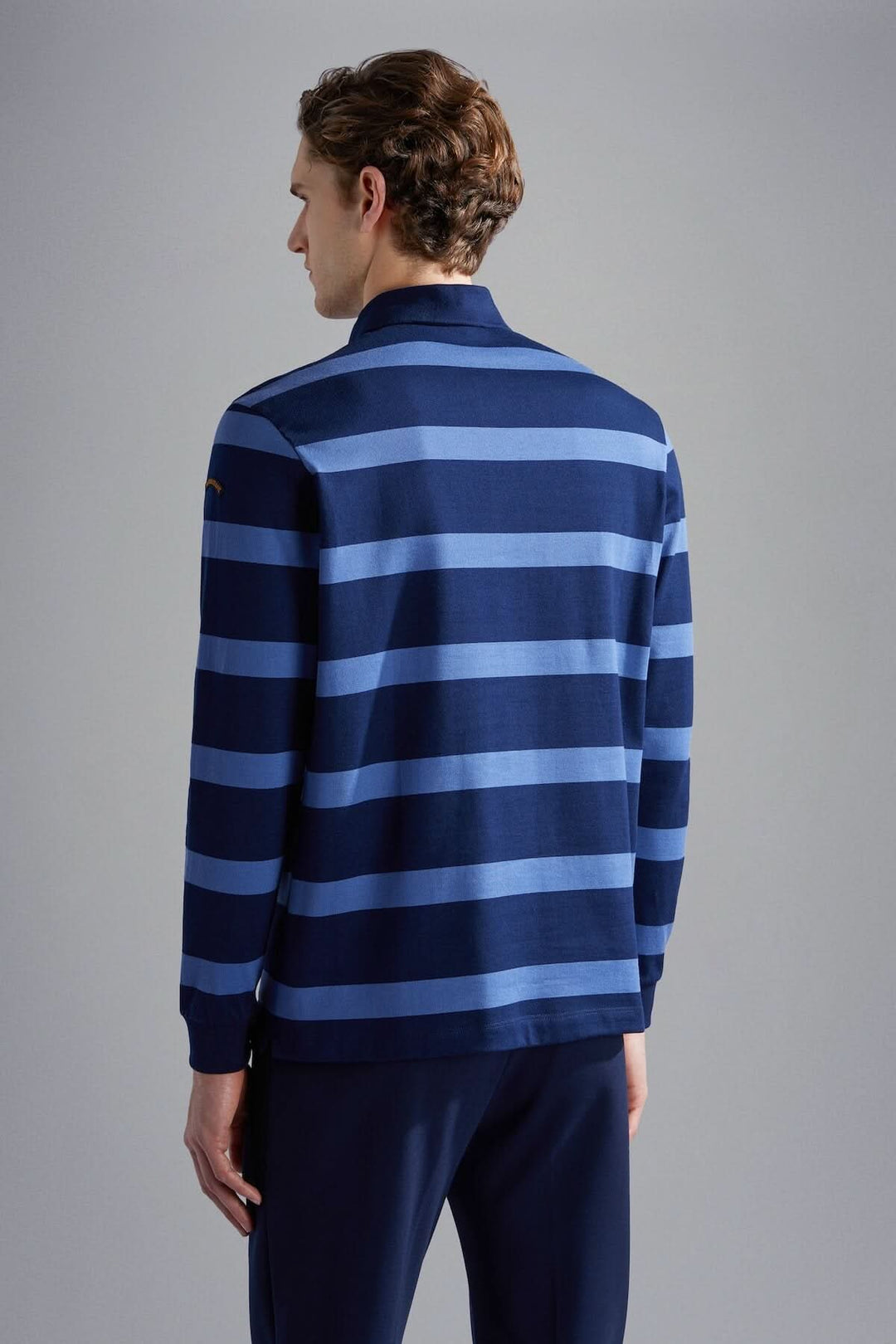 Polo rayé bleu marine et bleu clair, vue arrière, style classique et contemporain, idéal pour les occasions décontractées.