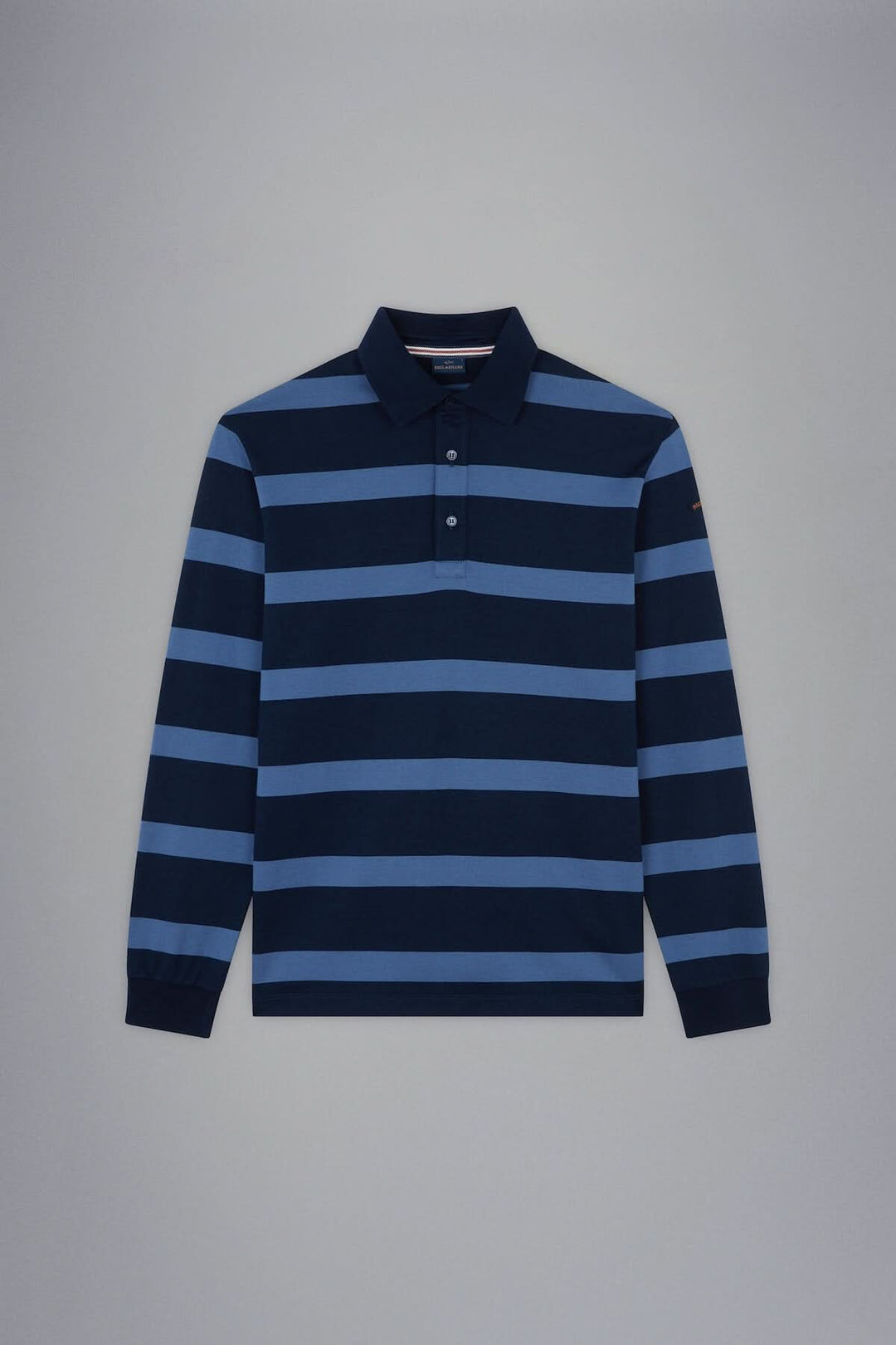 Polo rayé bleu marine et bleu clair, col classique, manches longues, style décontracté et élégant.