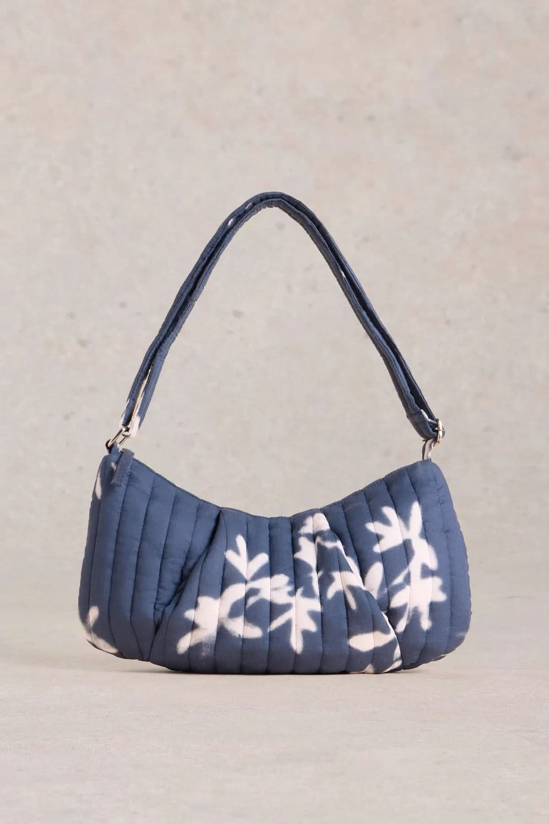 Sac bandoulière Zoe, imprimé cyanotype, forme moelleuse, style décontracté, parfait pour un look audacieux.
