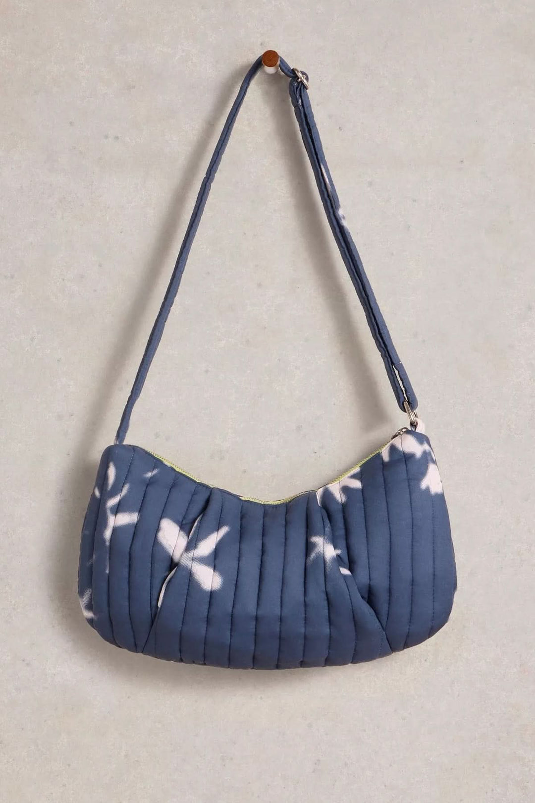 Sac bandoulière Zoe en cyanotype, forme moelleuse, motif artistique, idéal pour un look créatif.
