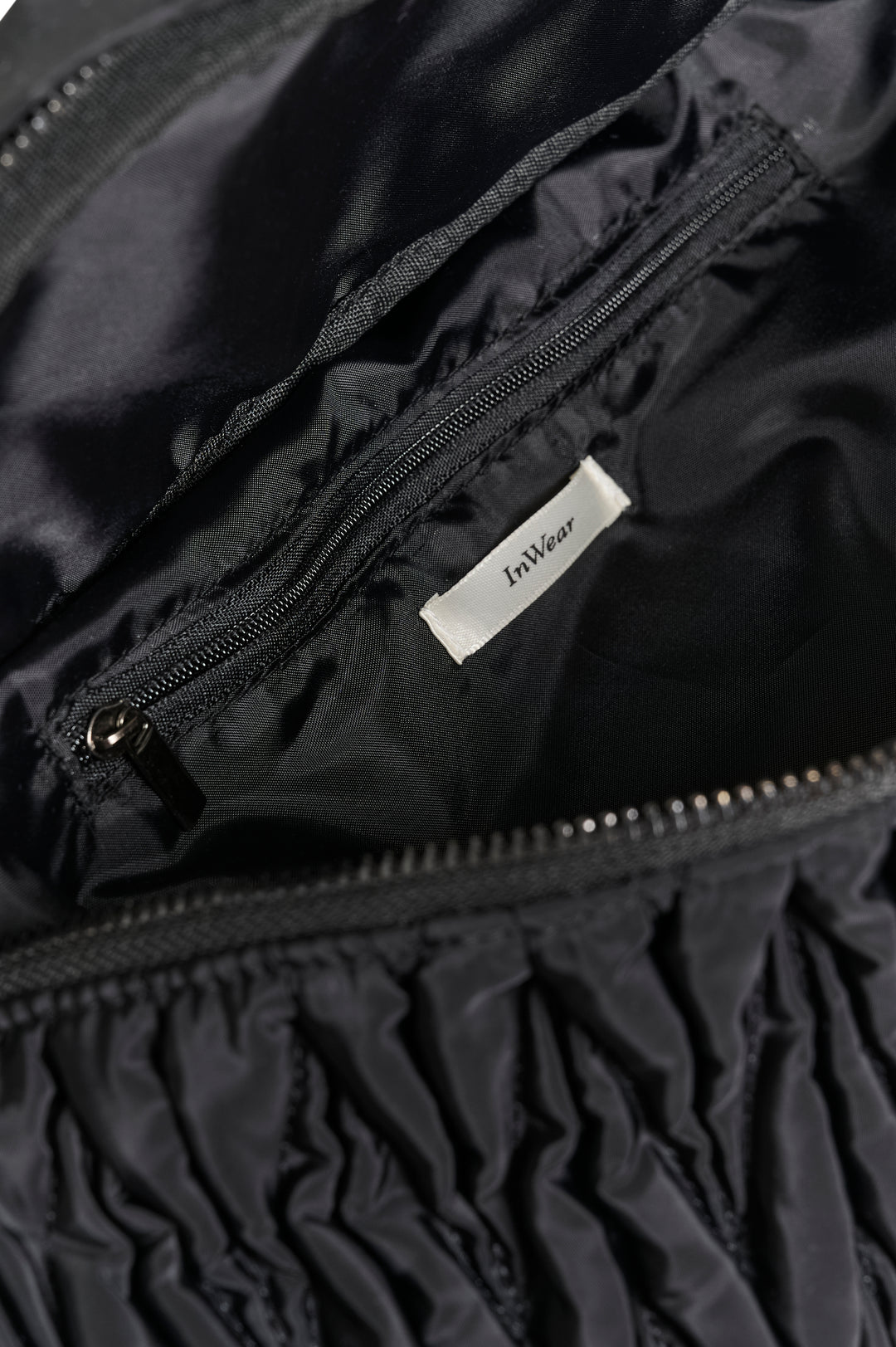 Intérieur du Sac bandoulière matelassé Samy Bumbag avec poche zippée.