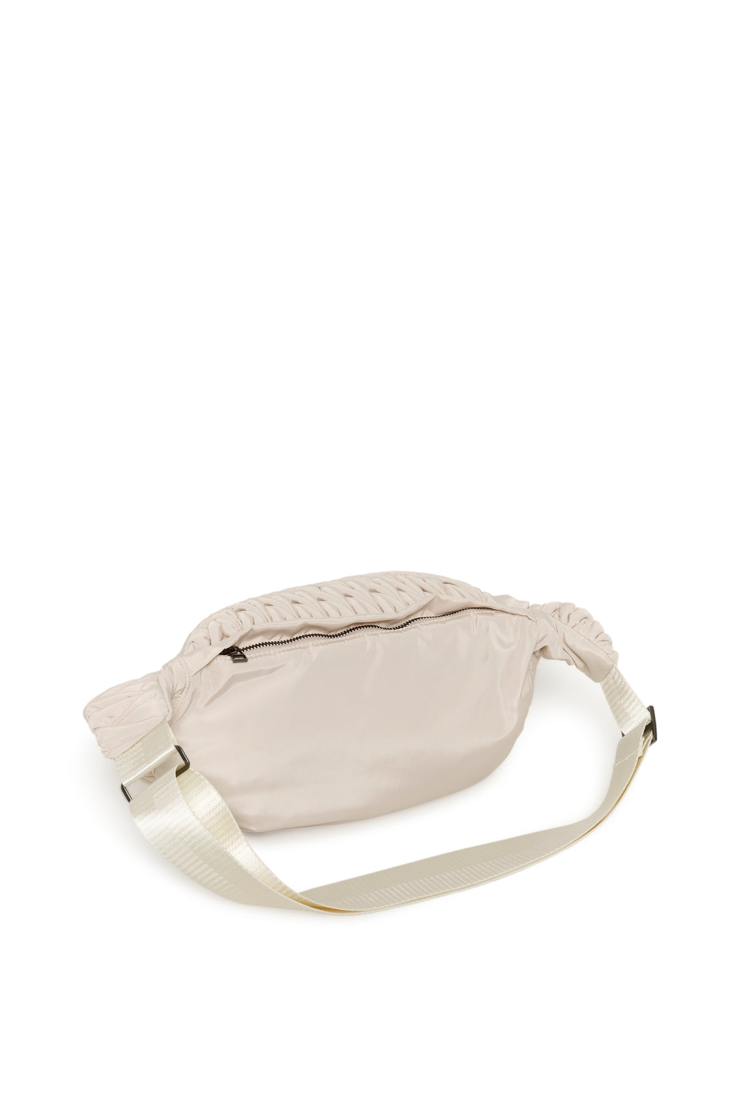 Sac bandoulière matelassé Samy Bumbag avec texture froncée, forme ergonomique demi-lune et bandoulière ajustable.