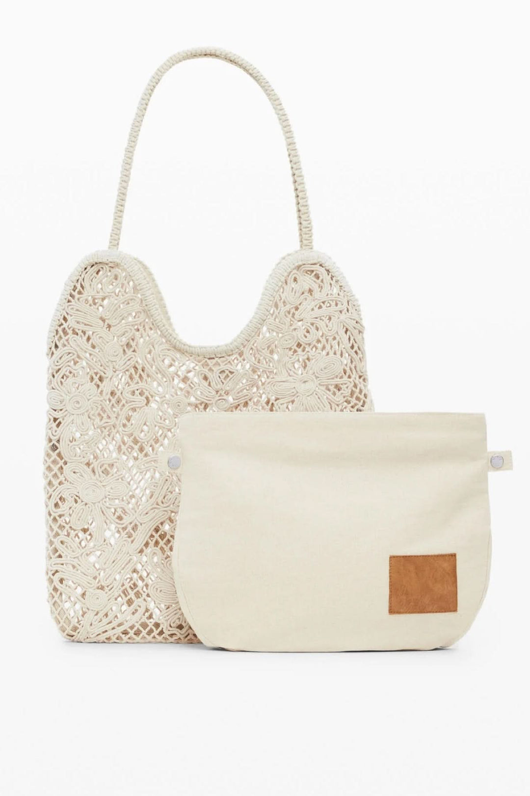 Sac en crochet ajouré beige avec motifs floraux et pochette beige, idéal pour des tenues estivales.