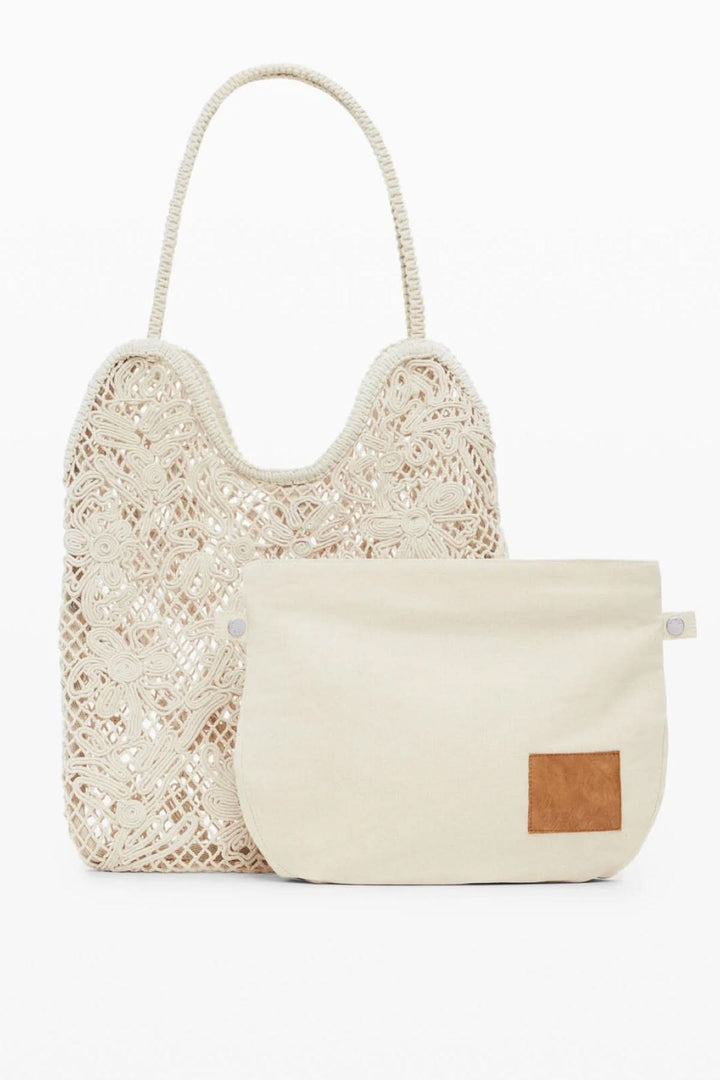 Sac en crochet ajouré beige avec motifs floraux et pochette beige, idéal pour des tenues estivales.