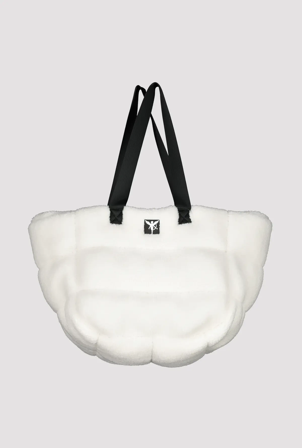 Sac en fourrure teddy blanc avec anses noires, parfait pour un style décontracté et moderne.