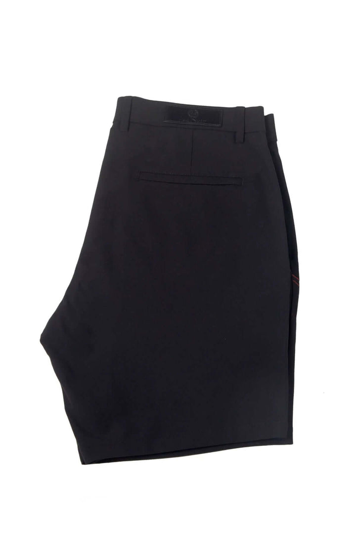 Short Limao-Solaris moderne et élégante, en tissu extensible, couleur noir, avec finition soignée.