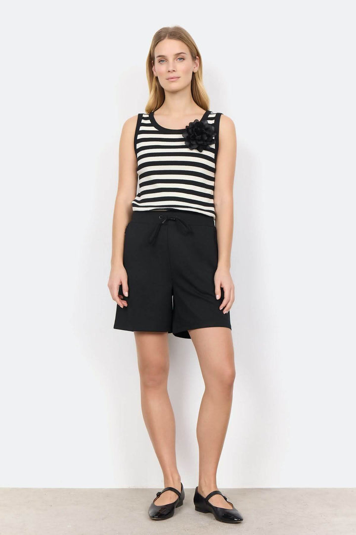 Short noir confortable avec bande élastique et top rayé, idéal pour les journées décontractées.