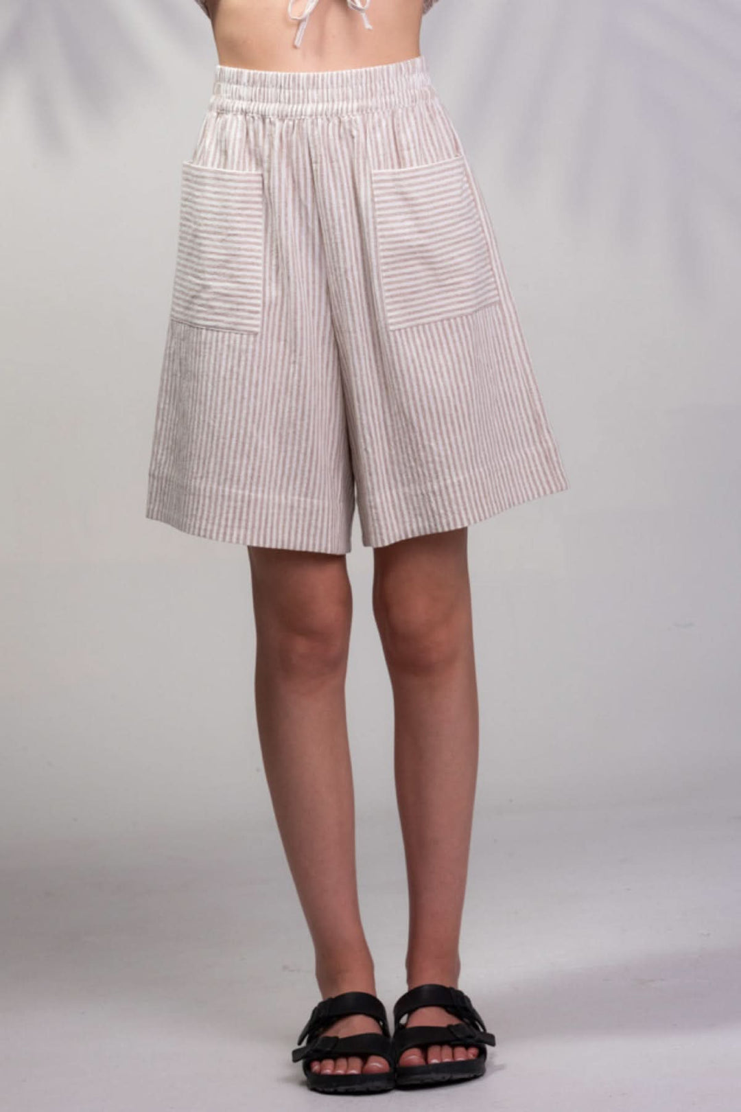 Short long à rayures légères avec poches, idéal pour un look élégant et confortable en été.