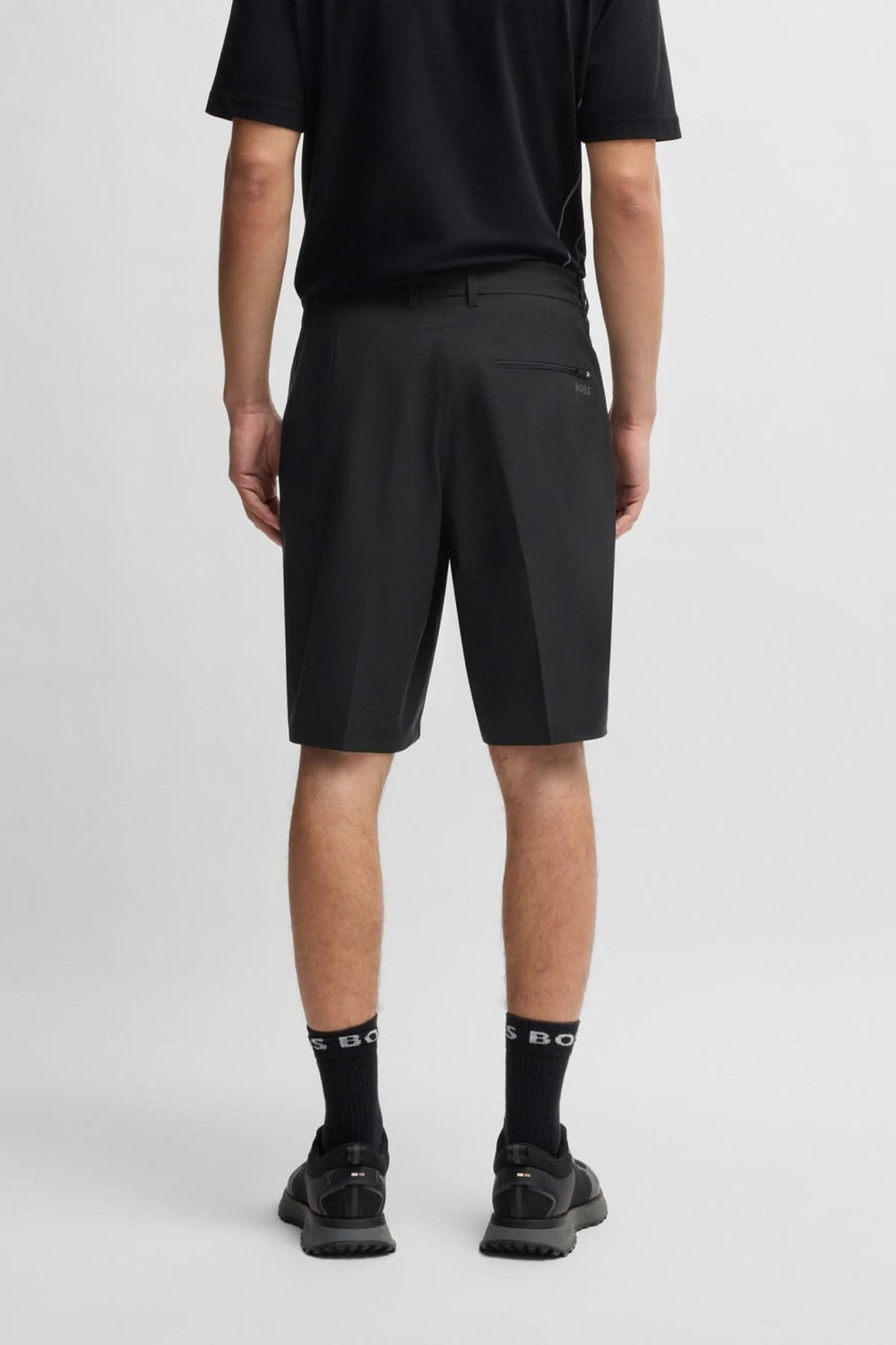 Shorts minimalistes pour hommes, légers et techniques, parfaits pour des journées actives et des escapades estivales.