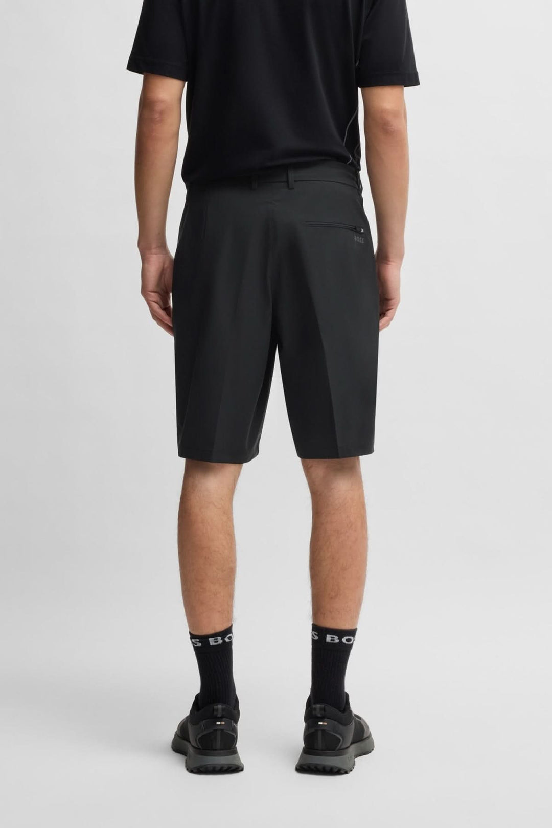 Shorts minimalistes pour hommes, légers et techniques, parfaits pour des journées actives et des escapades estivales.