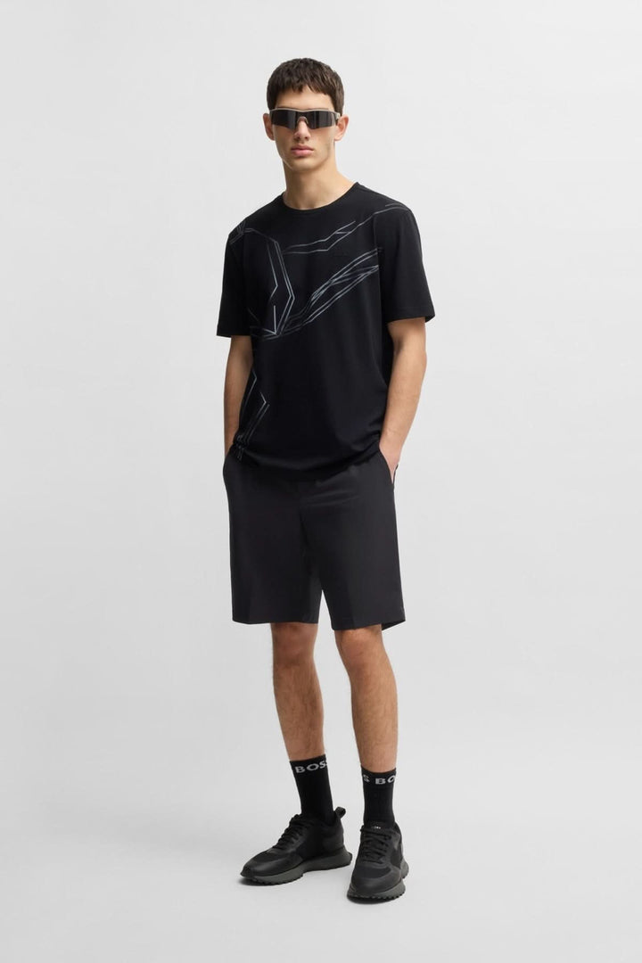 Short speedflex noir avec t-shirt, élégant et sportif, idéal pour les journées actives et les escapades estivales.