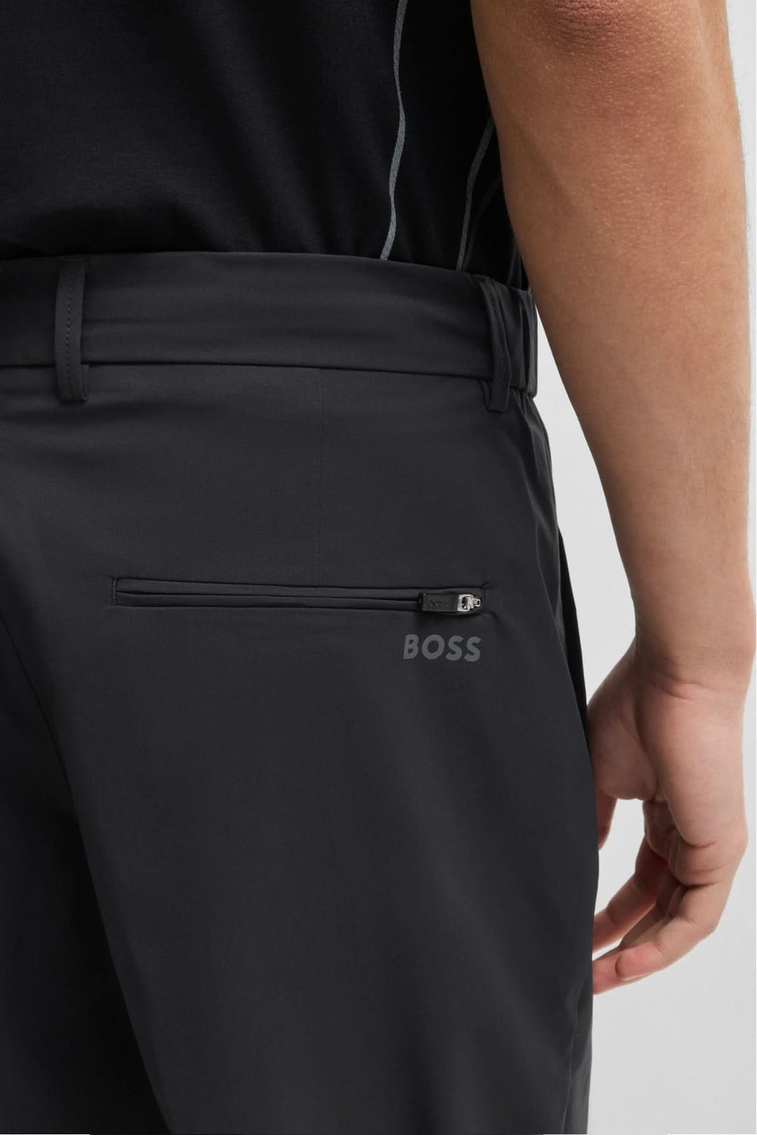 Short speedflex noir avec détail de poche zippée et logo BOSS, parfait pour le confort et la performance.