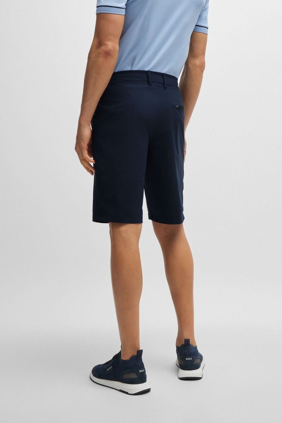 Short speedflex minimaliste, léger et respirant, parfait pour les journées actives ou les escapades estivales.