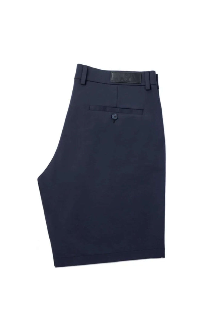 Shorts Giacomo en tissu doux, design minimaliste, fermeture à glissière et poches arrière élégantes.