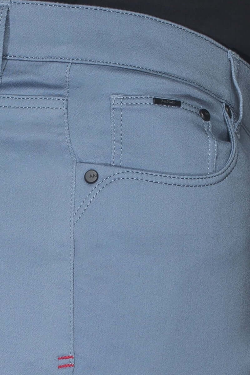 Détails des shorts Jay en denim moderne, incluant poches et coutures contrastantes, couleur bleu clair.