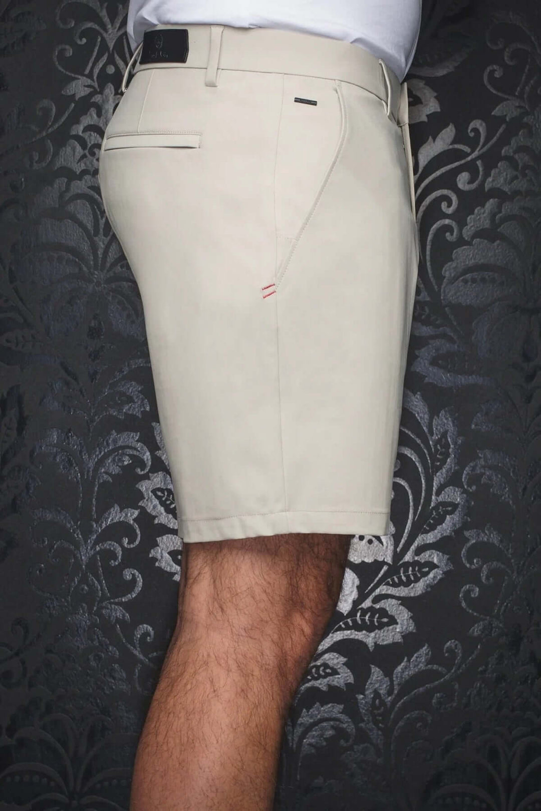 Shorts Limao-Solaris beige avec coupe moderne, poches latérales et détails soignés, idéal pour l'été.