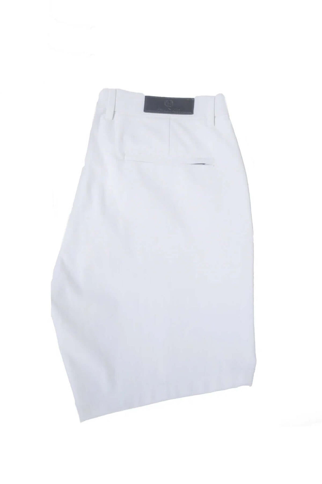 Shorts Limao-Solaris en blanc, coupe moderne avec poches arrière et détails soignés, idéal pour l'été.