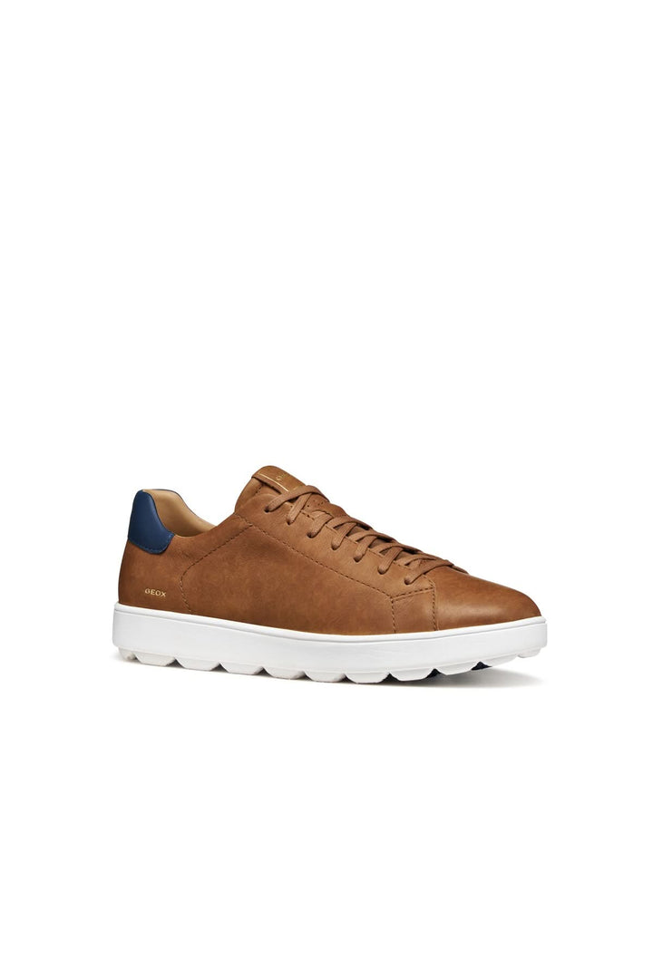 Sneakers en cuir respirant avec détails contrastants au talon, semelle épaisse et adhérente pour un confort quotidien optimal.