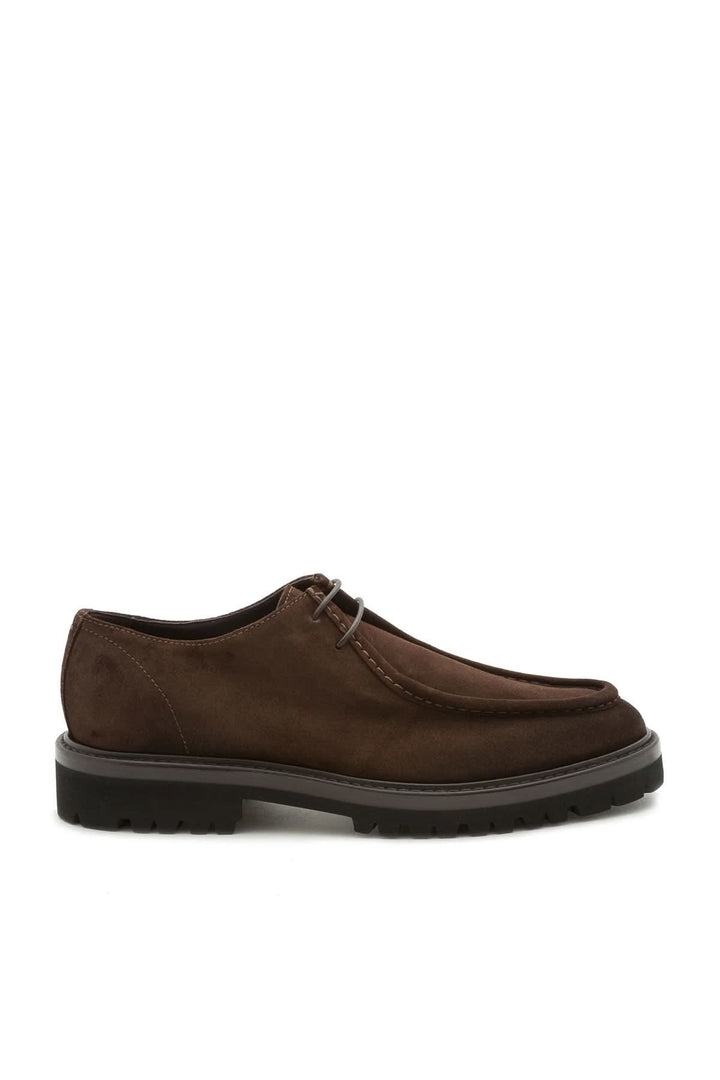 Soulier homme cuir veau suédé semelle caoutchouc, chaussure élégante en cuir marron avec semelle en caoutchouc pour confort et durabilité.