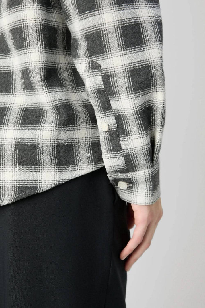 Surchemise à carreaux noir et blanc, flanelle douce, détails utilitaires avec poches poitrine.