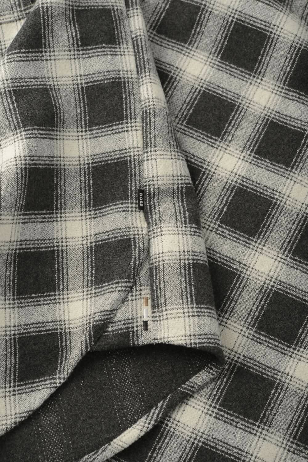 Tissu en flanelle à carreaux noir et blanc, idéal pour une surchemise élégante et confortable.