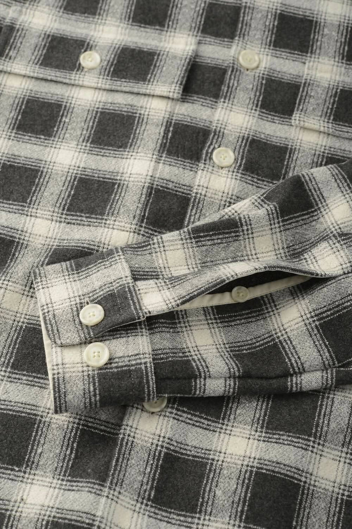Surchemise à carreaux en flanelle noire et blanche avec boutons, idéale pour un style décontracté.