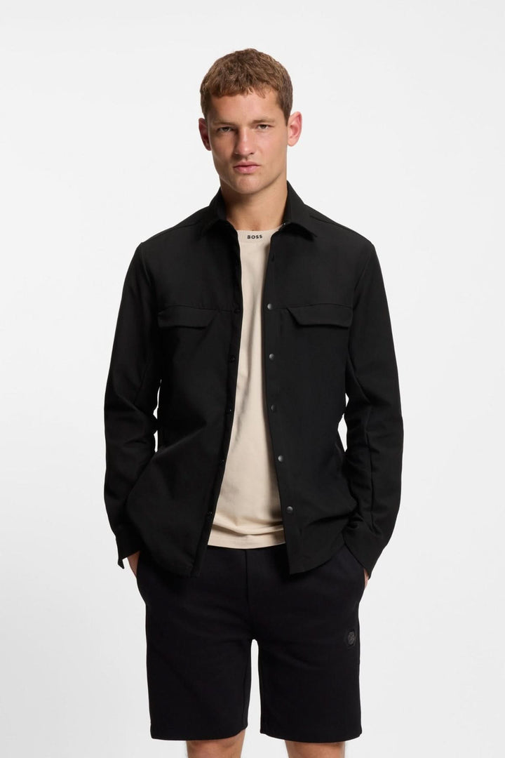 Homme portant une surchemise décontractée déperlante en gabardine BOSS noire, idéale pour les saisons de transition.