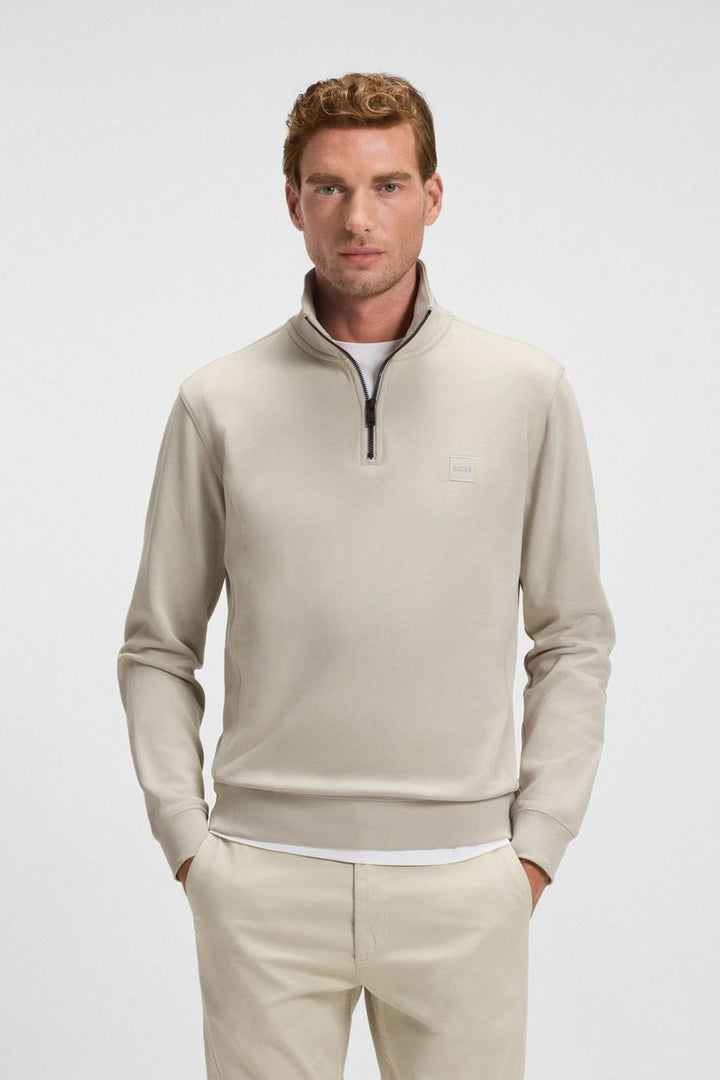 Homme portant un Sweatshirt à demi-zip en coton éponge BOSS beige, col montant et manches longues, style casual chic.