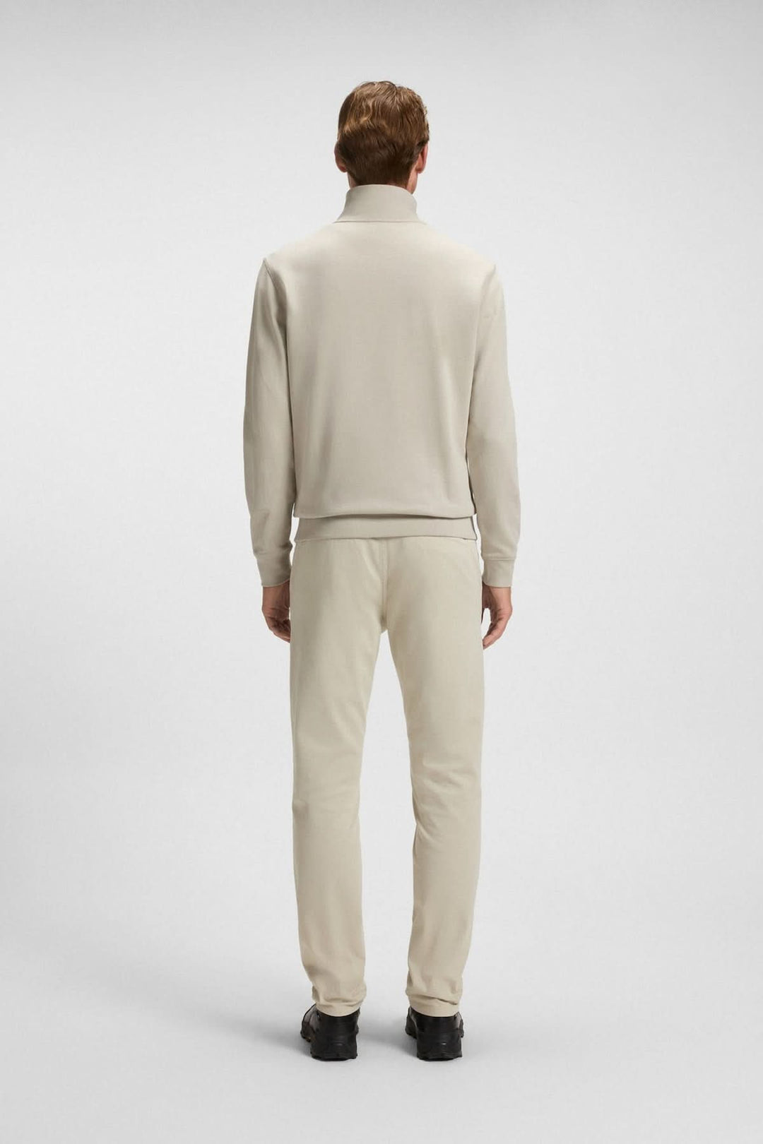 Homme portant le Sweatshirt à demi-zip en coton éponge BOSS, vue de dos, style casual chic.