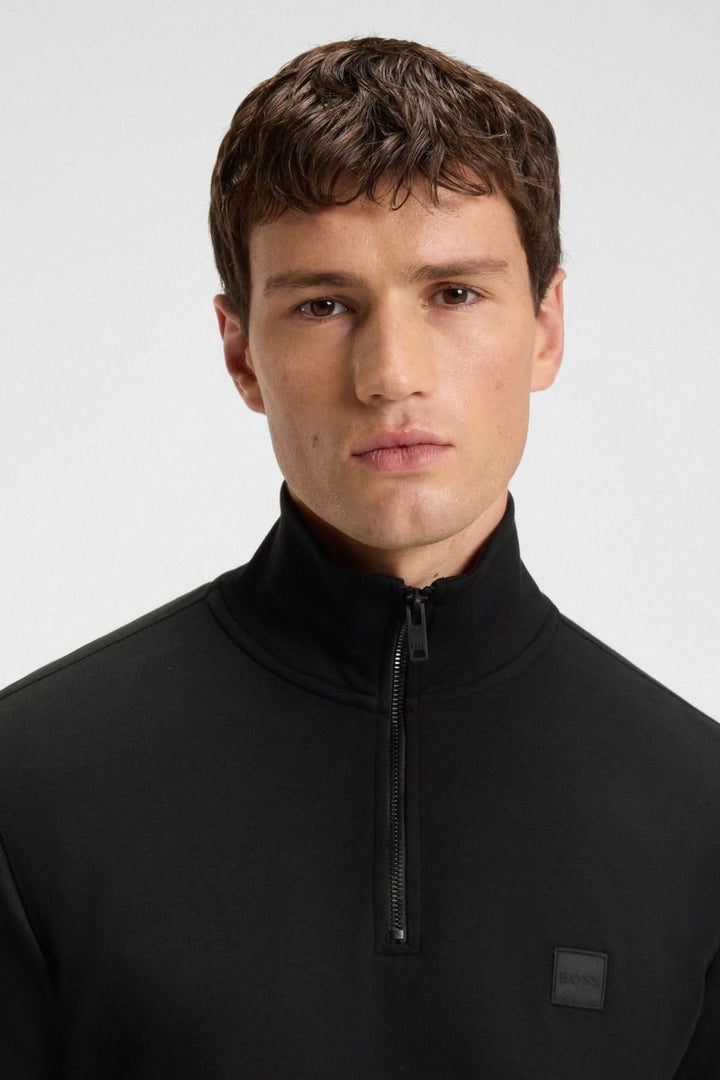 Sweatshirt à demi-zip en coton éponge BOSS porté par un homme