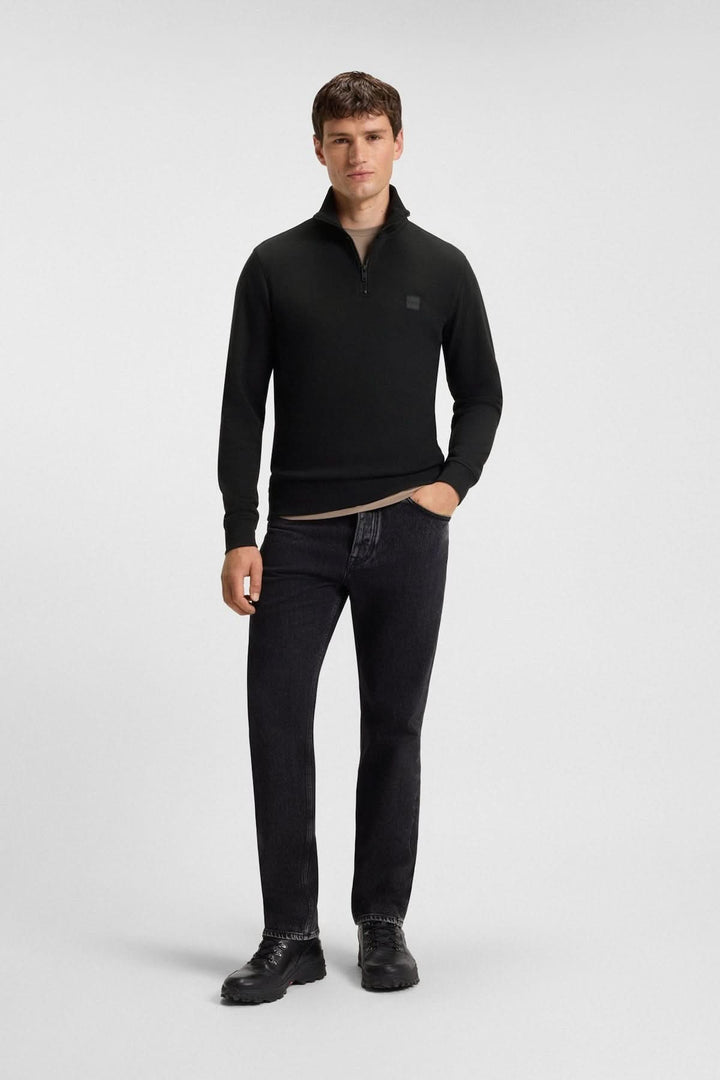 Homme portant un Sweatshirt à demi-zip en coton éponge BOSS noir avec un col montant et des manches longues, style casual chic.