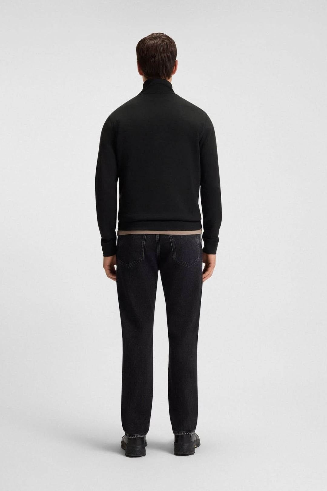 Homme portant un Sweatshirt à demi-zip en coton éponge BOSS, vue de dos, style décontracté avec pantalon noir.