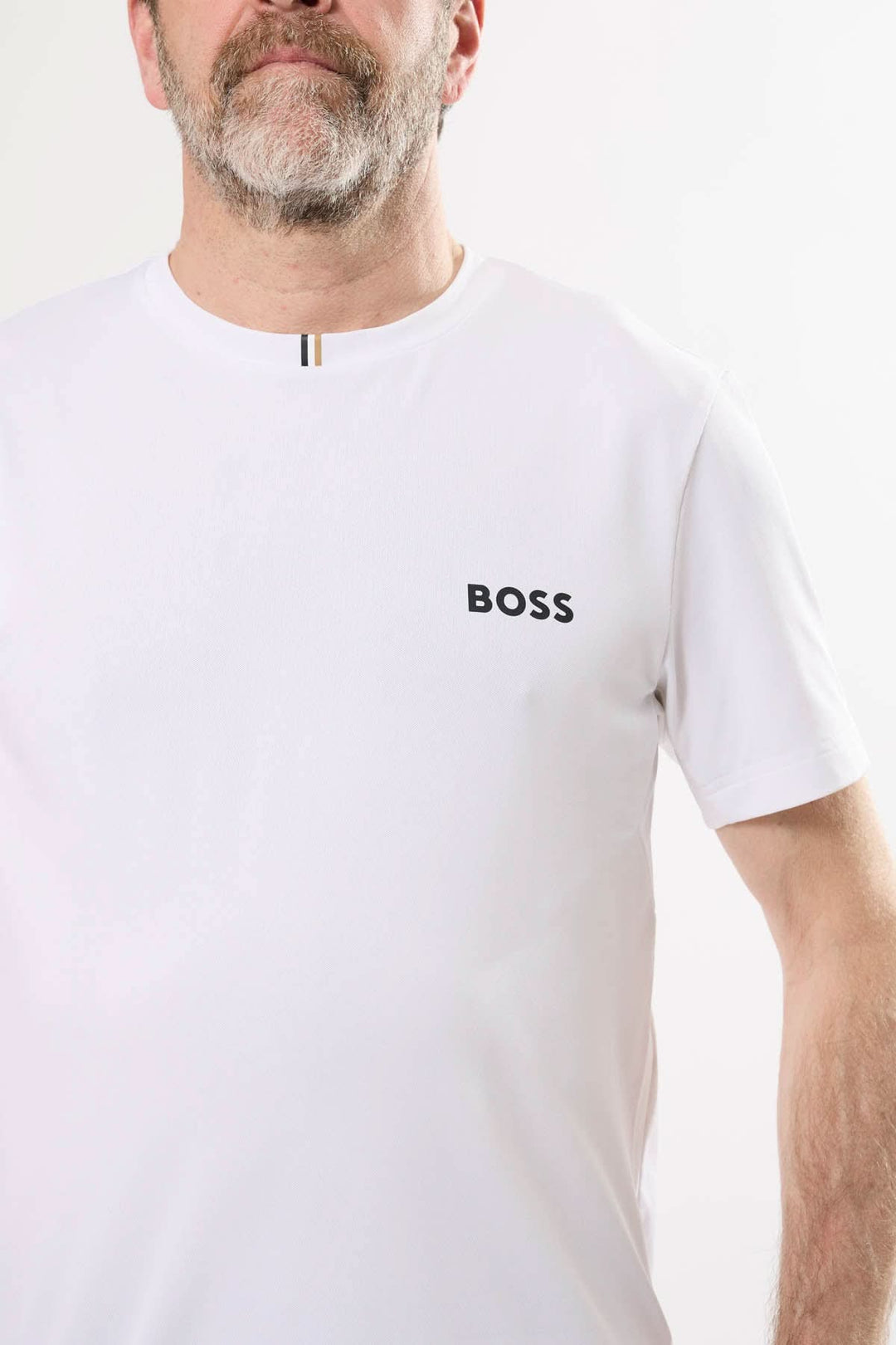 T-shirt BOSS épuré blanc avec logo discret et encolure contrastante, parfait pour un look casual chic.