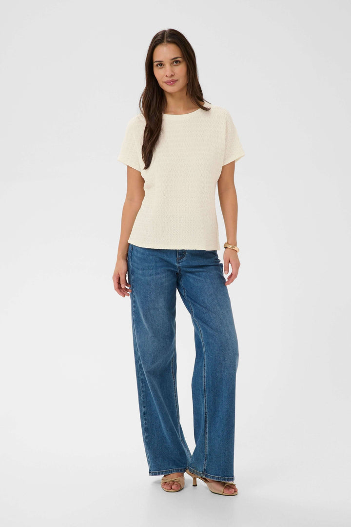 T-shirt Felecity texturé à manches courtes porté avec un jean, style casual et élégant pour un look quotidien.