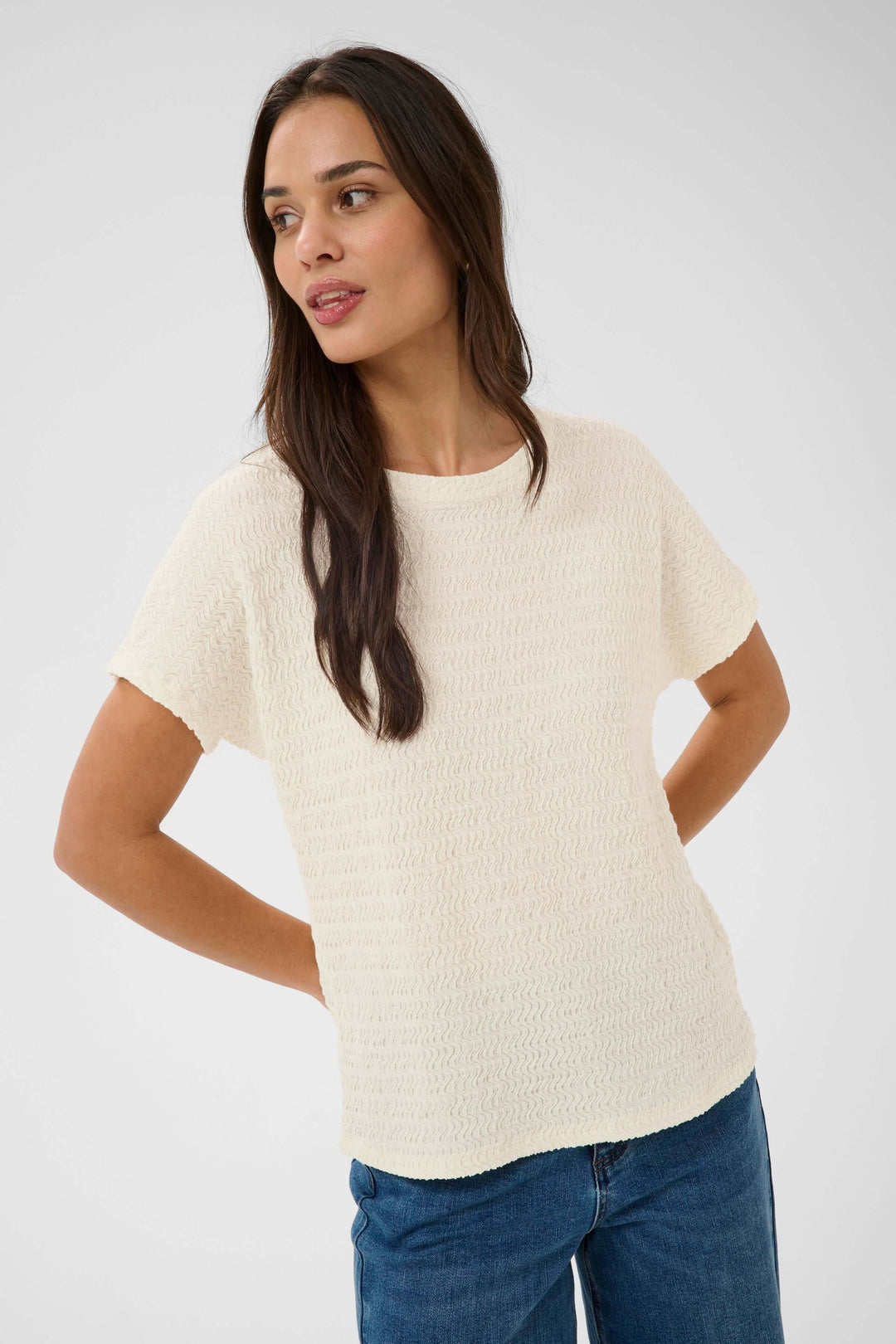 Femme portant le T-shirt Felecity texturé à manches courtes, vêtue d&