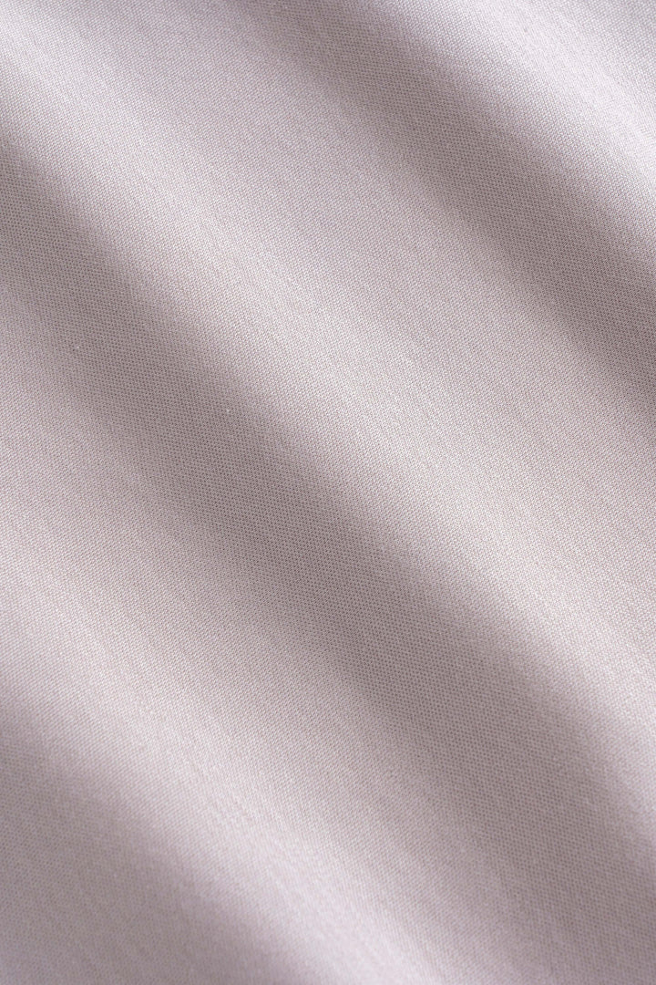 Tissu technique lisse et extensible pour un t-shirt à manches courtes, couleur beige claire.